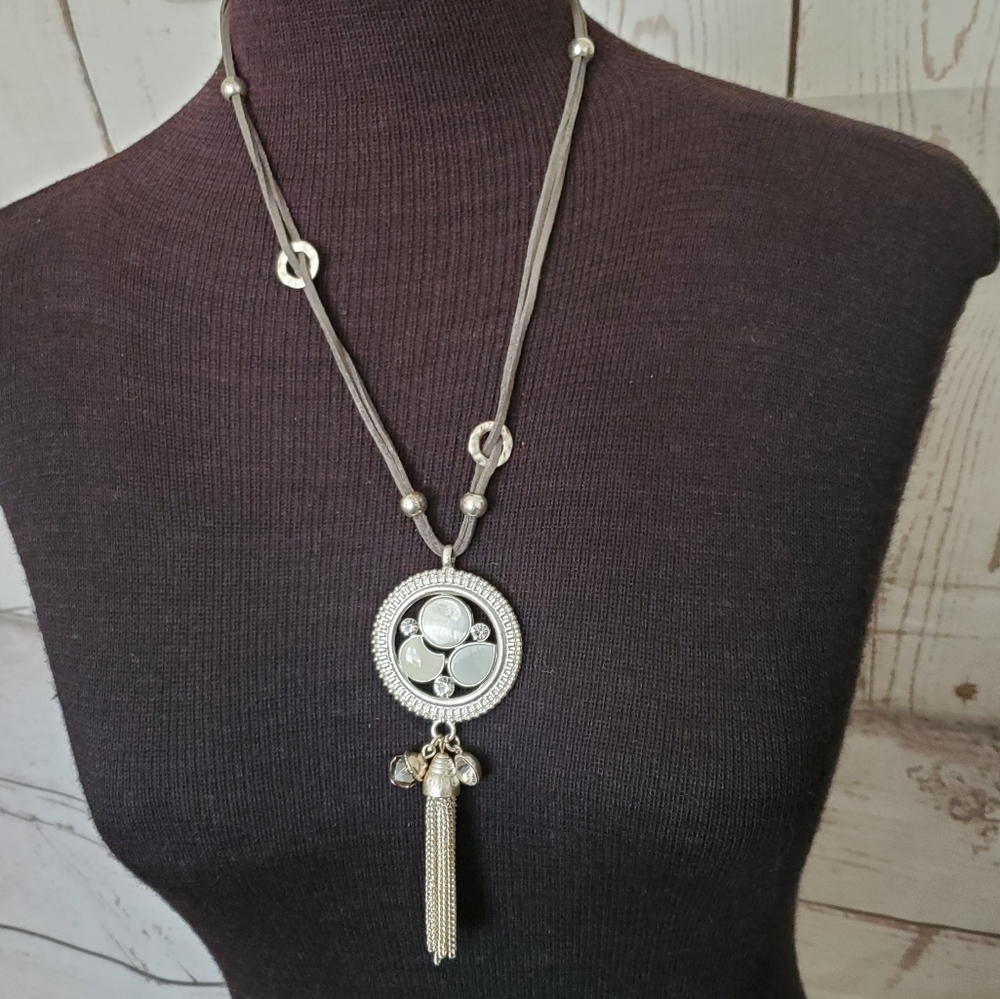 Silvertone, mother of pearl tassle gray necklace - Picture 11 of 11